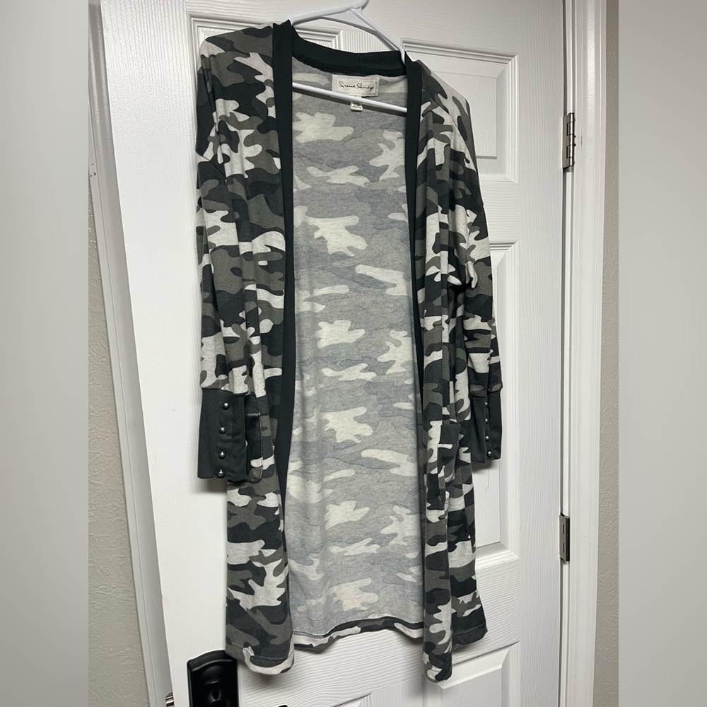 Women’s cardigan.